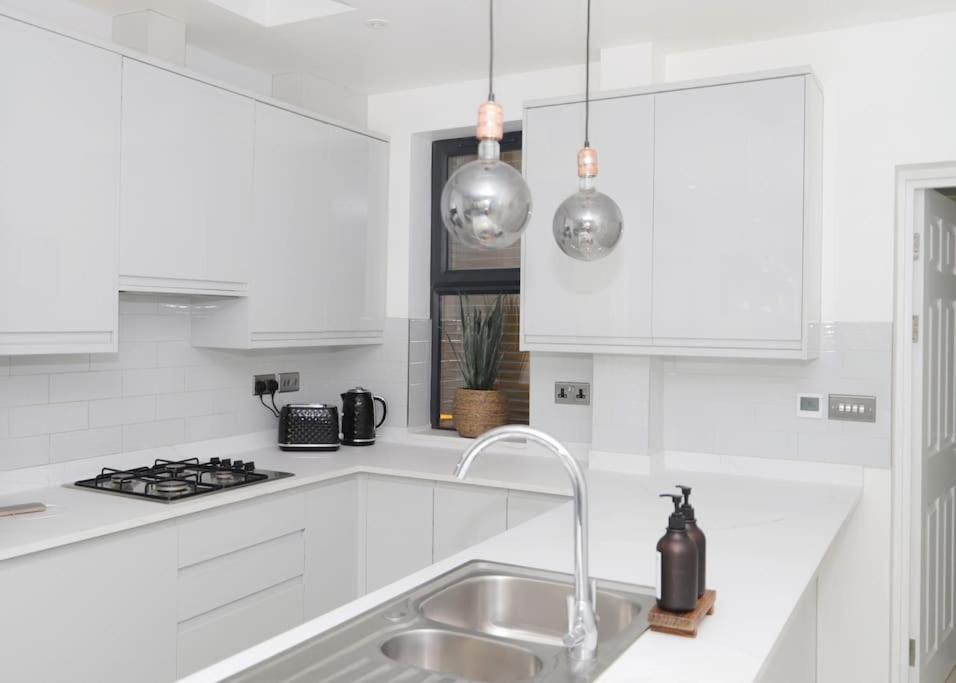 Stylish Flat With Garden, Close To Londra